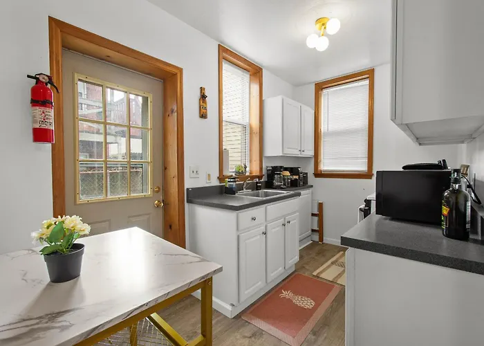 Double Living, Yard, Bbq, Massage & South Side Fun