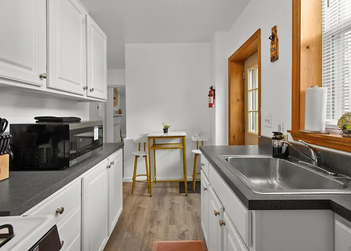 Double Living, Yard, Bbq, Massage & South Side Fun * Pittsburgh
