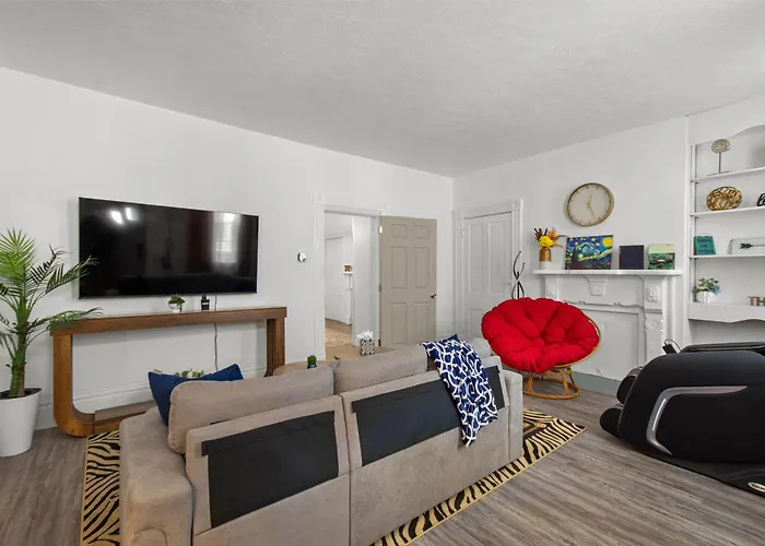 Double Living, Yard, Bbq, Massage & South Side Fun *